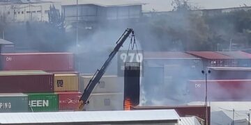 צפו: המכולה הבוערת הורמה באמצעות מנוף