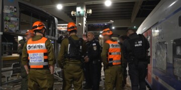 צפו: כוחות פיקוד העורף בזירת ההרס בתחנת הרכבת