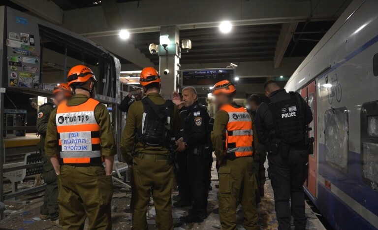 צפו: כוחות פיקוד העורף בזירת ההרס בתחנת הרכבת