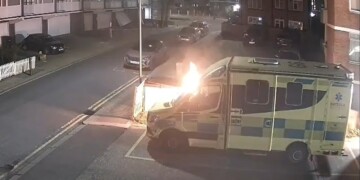 לונדון: ארבעה אמבולנסים של ארגון ‘הצלה’ הוצתו