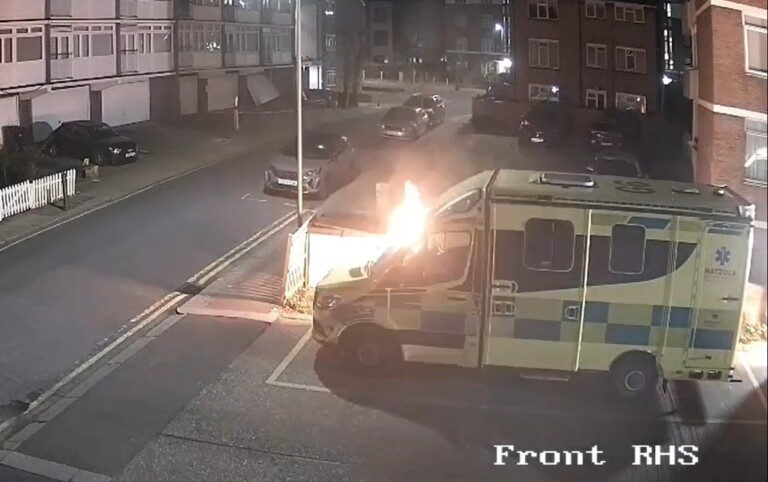 לונדון: ארבעה אמבולנסים של ארגון 'הצלה' הוצתו