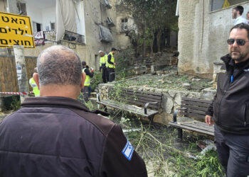 חיפה: פצצת מצרר בלב השכונה החרדית בין שני בניינים