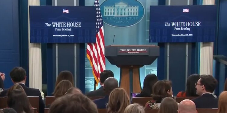 דוברת הבית הלבן: טראמפ רוצה שלום אך מוכן להביא על איראן גיהנום