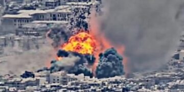 כך הופצץ הבונקר של חמינאי על פני רחובות שלמים