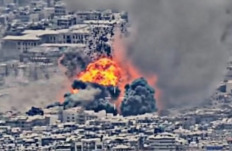 כך הופצץ הבונקר של חמינאי על פני רחובות שלמים