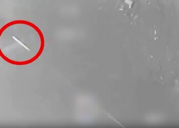 צפו בתיעוד המלחיץ: טייס קרב חומק מטיל איראני ששוגר לכיוונו