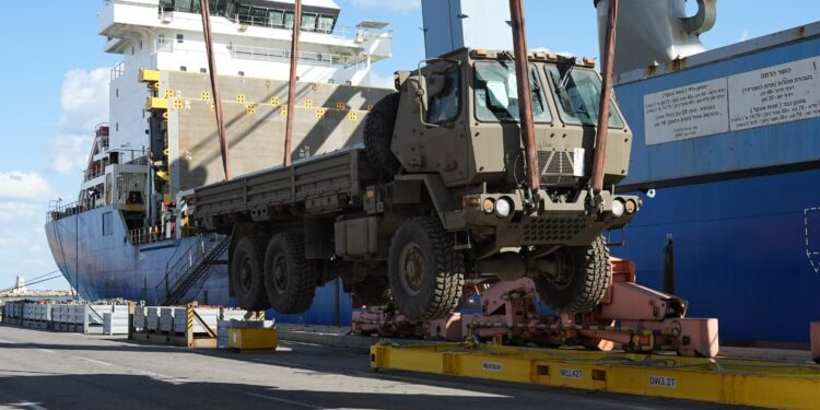 טונות של ציוד צבאי הובאו לישראל אל נמל חיפה