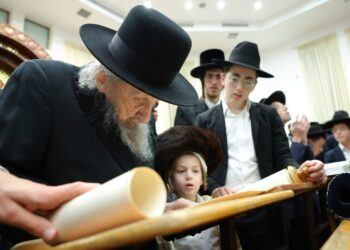 צפו: קריאת מגילה אצל מרן הגר”ד לנדו שליט”א