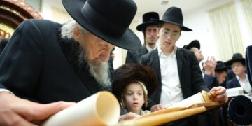 צפו: קריאת מגילה אצל מרן הגר”ד לנדו שליט”א