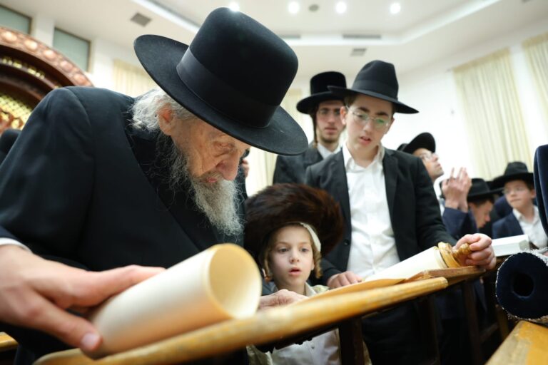 צפו: קריאת מגילה אצל מרן הגר"ד לנדו שליט"א