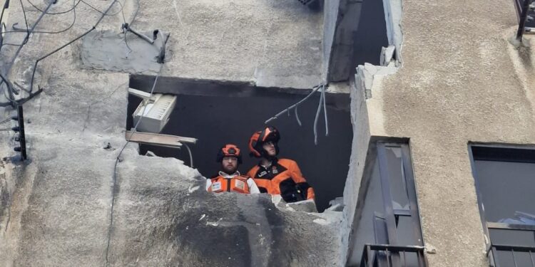 מספר זירות של נפילות רסיסים בלב בני ברק; שריפה בר”ג