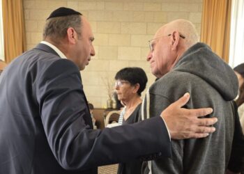 גרינברג הגיע למלונות המפונים בירושלים לבקר את התושבים