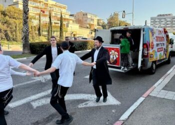 הניידת של חב”ד הגיעה למקלטים בחיפה