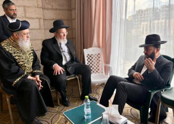 הרבנים הראשיים הגיעו לנחם ולא הצליחו לעצור דמעותיהם