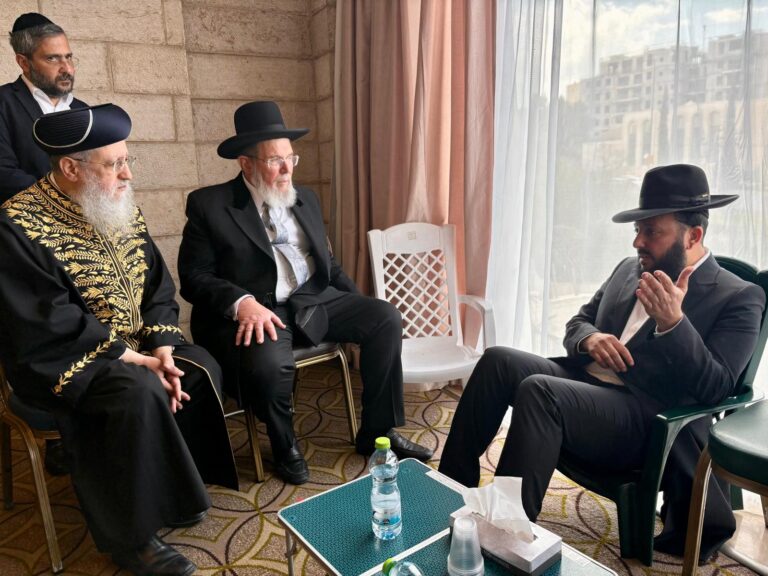 הרבנים הראשיים הגיעו לנחם ולא הצליחו לעצור דמעותיהם