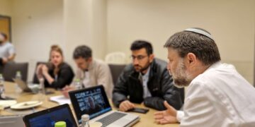 שר האוצר קיים ישיבת לקראת הצגת מתווה פיצויים למשק