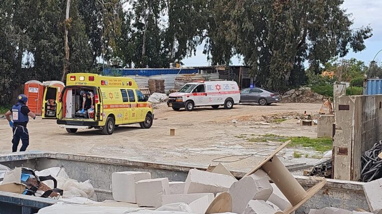 שני עובדים זרים נהרגו מנפילת טיל בעיר יהוד