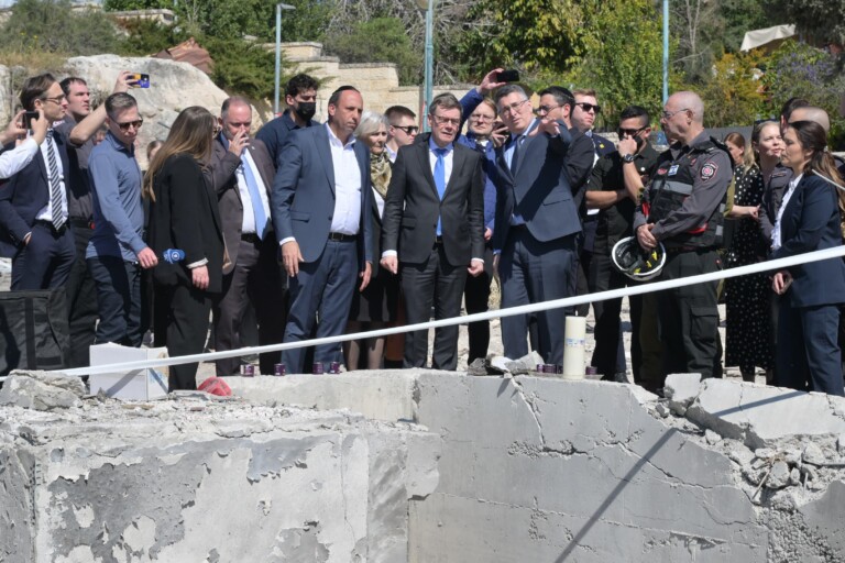 שר החוץ של גרמניה הגיע לזירת נפילת הטיל בבית שמש