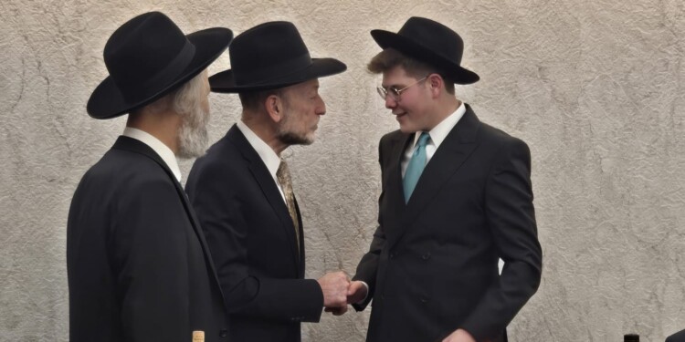 העוזר של מקלב התארס – הבוס והעיתונאים באו לומר מזל”ט