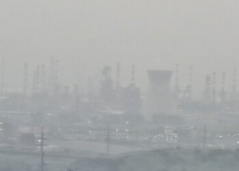 פגיעה בבתי הזיקוק בחיפה מטיל איראני