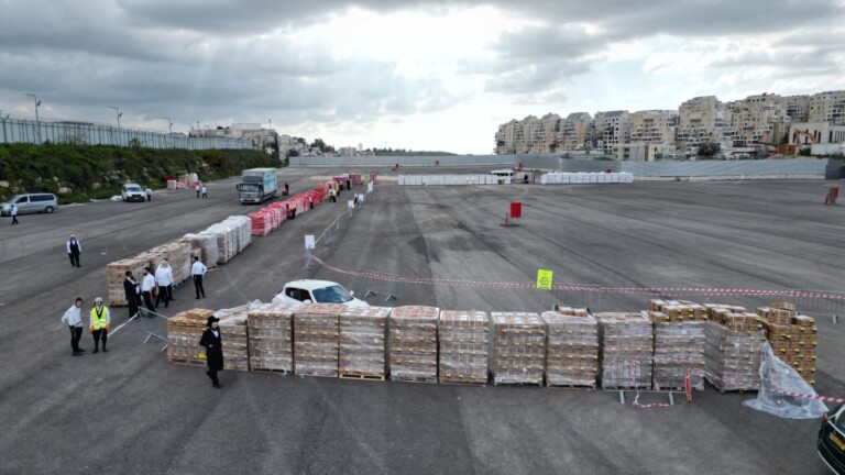 צפו: ישר לרכבים ב'קמחא דפסחא' הגדול בעולם