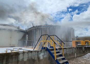 צוותי כיבוי מתוגברים בזירת הנפילה בבתי זיקוק – אין חשש לחומ”ס