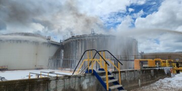 צוותי כיבוי מתוגברים בזירת הנפילה בבתי זיקוק – אין חשש לחומ”ס