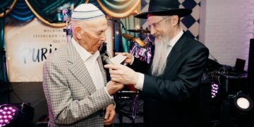 מוסקבה: מגילה בת 200 שנה הוענקה לרבה של רוסיה