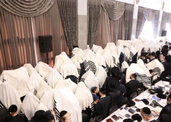 300 כהנים מברכים בהיכל ישיבת טשכנוב