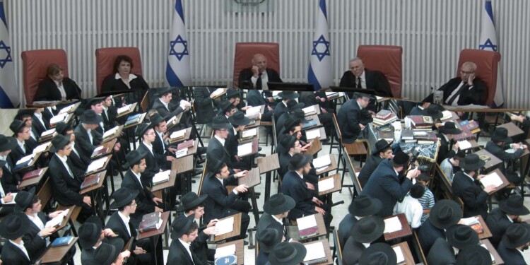 שופטי בג”צ הורו להחיל בסנקציות מיידיות נגד בחורי ישיבה