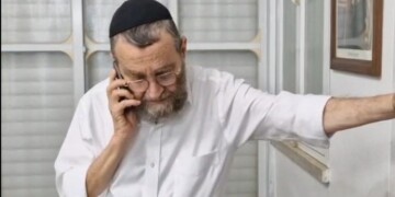 צפו: נתניהו מתעניין בטיל שנפל סמוך לביתו של גפני