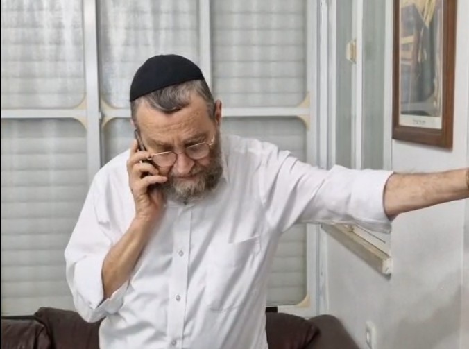 צפו: נתניהו מתעניין בטיל שנפל סמוך לביתו של גפני