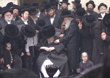 ביעור חמץ בחצר הקדוש בעלזא  – גלריה