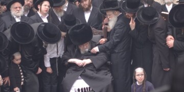 ביעור חמץ בחצר הקדוש בעלזא  – גלריה