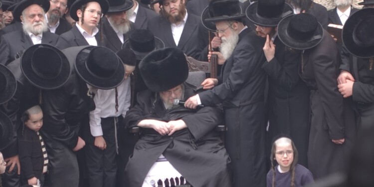 ביעור חמץ בחצר הקדוש בעלזא  – גלריה