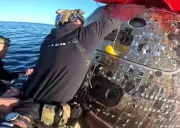 כך נראה רגע המפגש בין האסטרונאוטים שנחתו מהירח