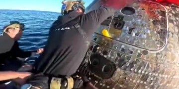 כך נראה רגע המפגש בין האסטרונאוטים שנחתו מהירח