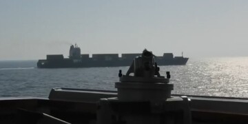 צפו: רגעי הירי של חיל הים האמריקאי לספינה האיראנית