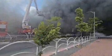 מודיעין עילית: שריפת ענק במתחם המסחרי – חשש לקריסת המבנה