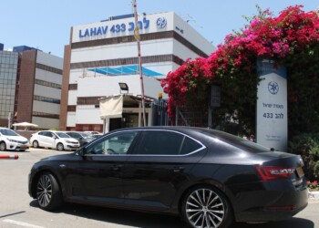 השר מיקי זוהר התייצב בפעם השנייה לחקירה