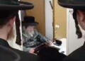 צפו: ביום הולדתו האדמו”ר מויז’ניץ הגיע אל פתח חדרו של אביו לספירת העומר
