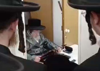 צפו: ביום הולדתו האדמו”ר מויז’ניץ הגיע אל פתח חדרו של אביו לספירת העומר