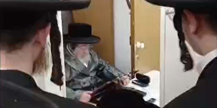צפו: ביום הולדתו האדמו"ר מויז'ניץ הגיע אל פתח חדרו של אביו לספירת העומר