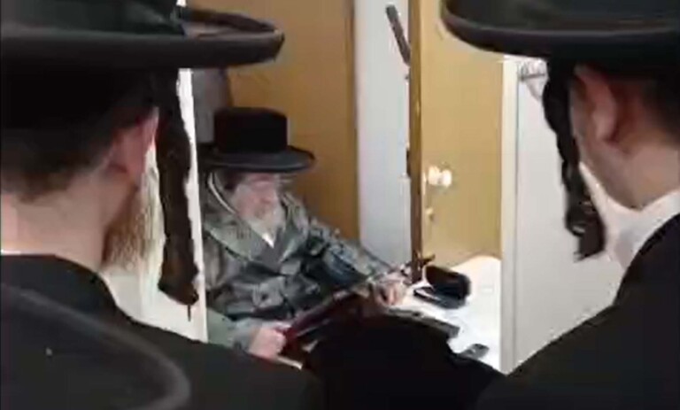 צפו: ביום הולדתו האדמו"ר מויז'ניץ הגיע אל פתח חדרו של אביו לספירת העומר