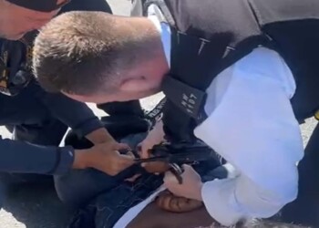 לונדון: שני חרדים נדקרו ליד בית כנסת בשכונת גולדס גרין