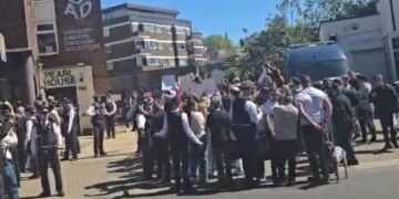 לונדון: רה”מ סטראמר הגיע לגולדס-גרין והתקבל בקריאות בוז