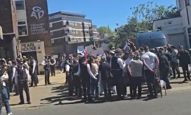 לונדון: רה”מ סטראמר הגיע לגולדס-גרין והתקבל בקריאות בוז