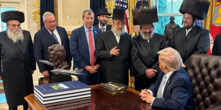 משלחת של עסקנים חרדים נפגשה עם טראמפ בחדר הסגלגל
