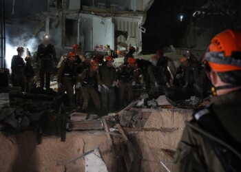 מאמץ להגיע אל הלכודים תחת ההריסות בשעות הקרובות