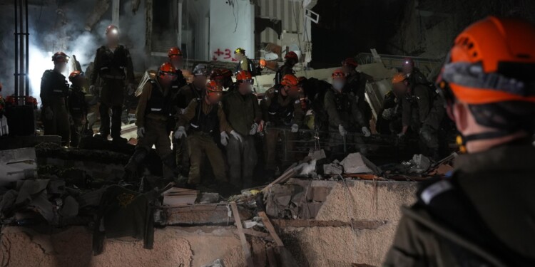 מאמץ להגיע אל הלכודים תחת ההריסות בשעות הקרובות